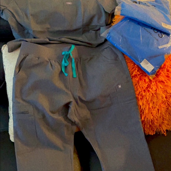 Brand new scrubs check for sizing. Figs. - Picture 1 of 2